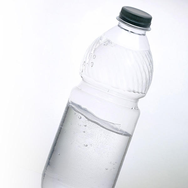 体重4kgの猫であれば、500mlのペットボトルの約半分程度の水分が1日に必要になります。